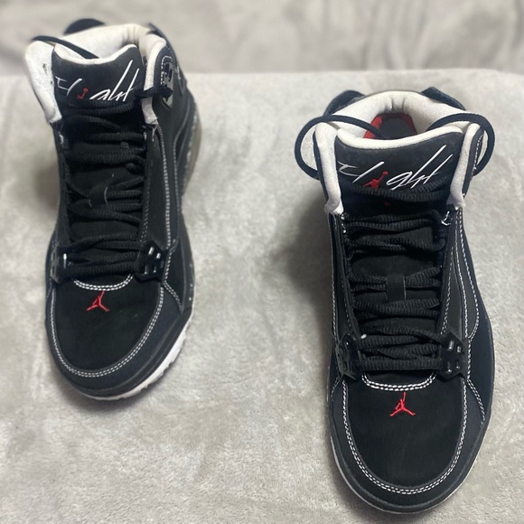 I purchased this item from the Nike Store. This Shoe is too Small. - Picture 3 of 7